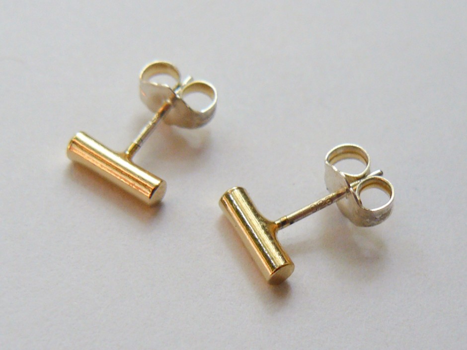 tiny gold stud earrings